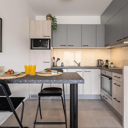 Sunshine Luxe Living - Free Parking 아파트